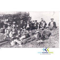 Spijk 1930 steenfabrieksarbeiders Daams Linksonder Hein Visser Midden Gridje Meijer Rechtsboven Beenen ( vader van Willem Beenen) Coll. HKR